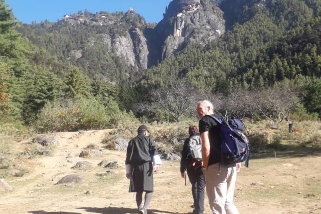 Guide and tourist on way druk path trek