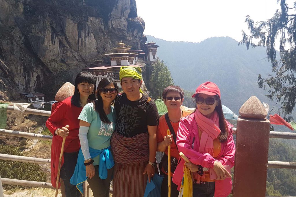 Tourist and guide in front of paro taktshang laya trek