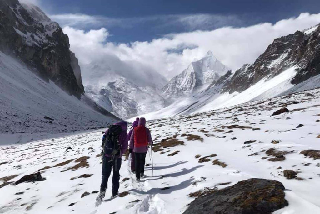 Snowy trek mountain view laya trek