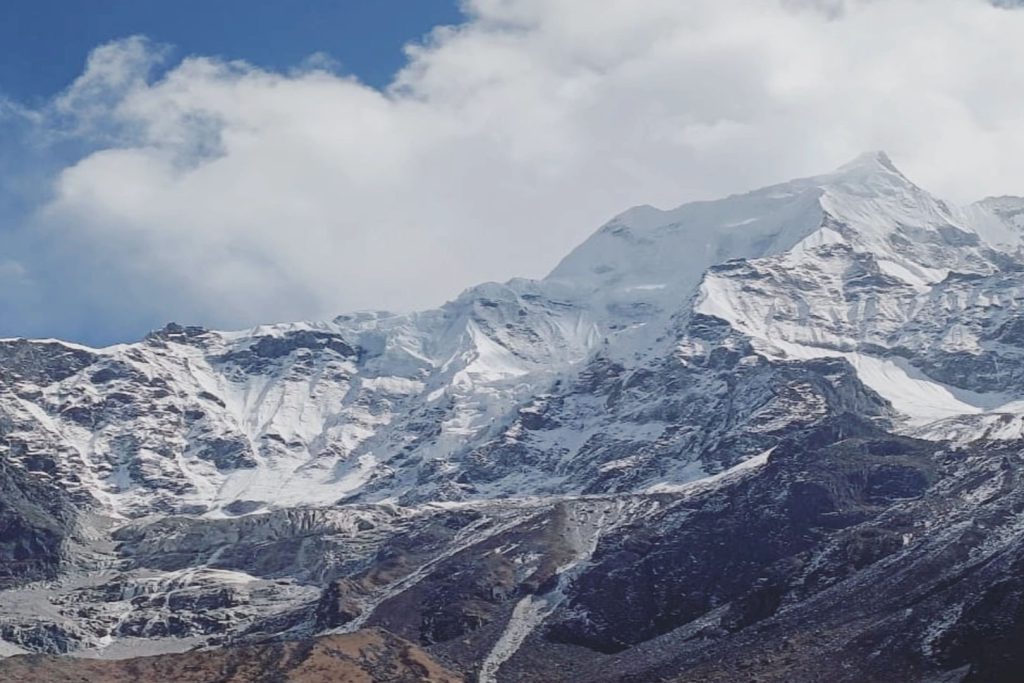 Mountain and cloudy lake laya trek