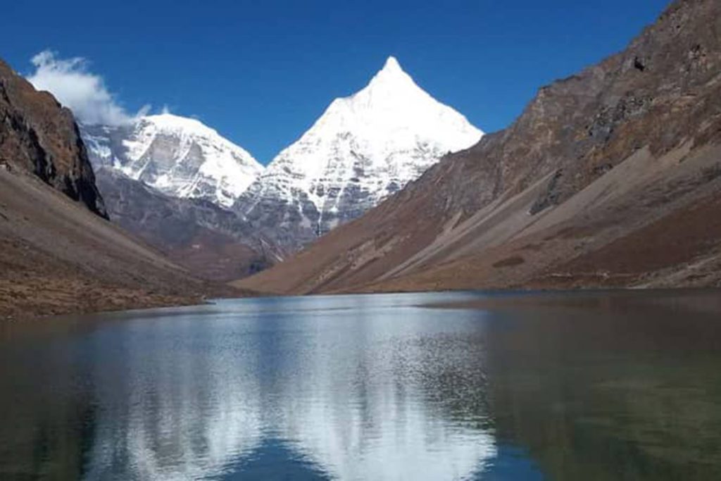 Lake trek and snowy mountain view jomolhari trek