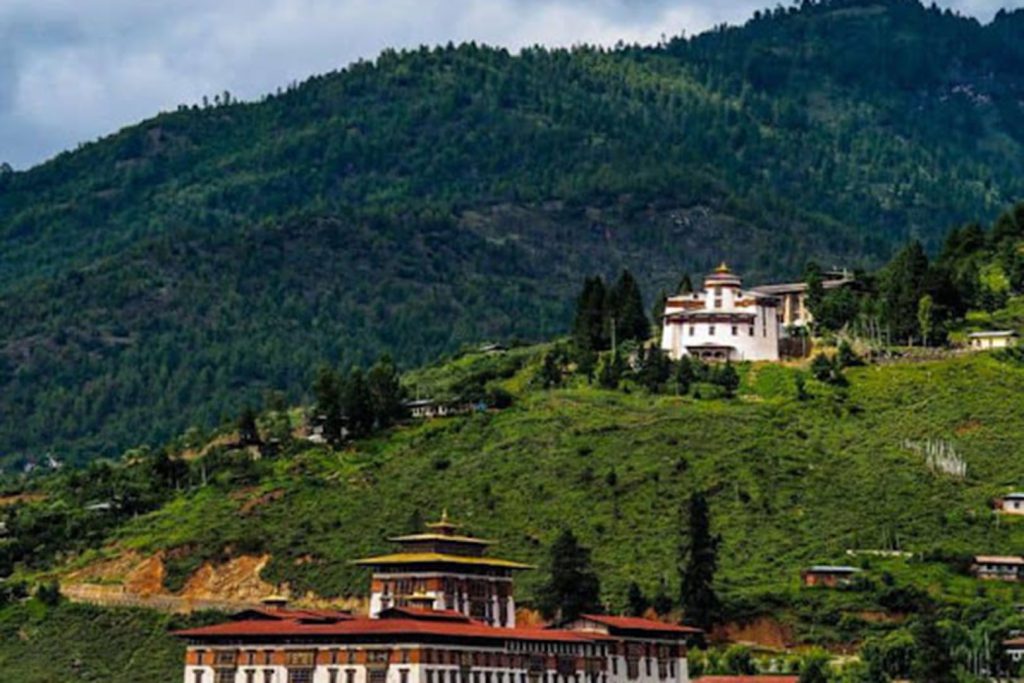 Paro far view druk path trek